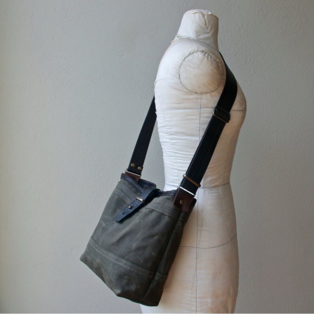 Rough & Tumble 1909 MESSENGER TOTE - small waxed canvas with iPad pocket